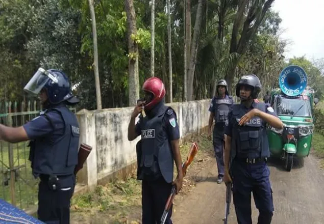 সাভারে জঙ্গি আস্তানা সন্দেহে পুলিশের বাড়ি ঘেরাও