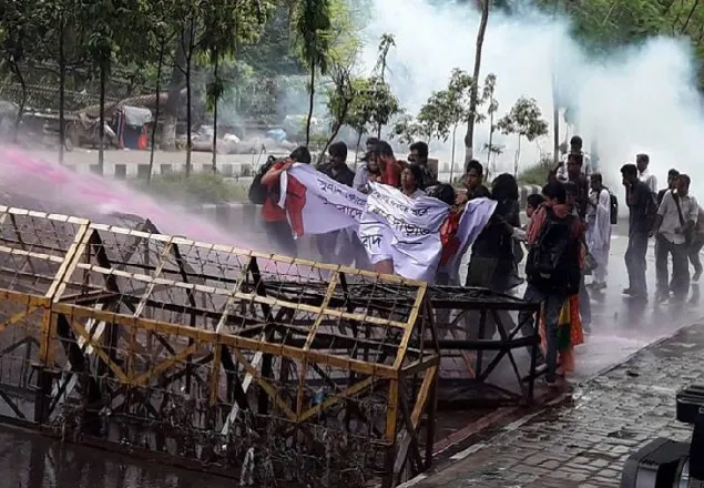 ভাস্কর্য অপসারণের প্রতিবাদ, ১৪০ জনের বিরুদ্ধে মামলা