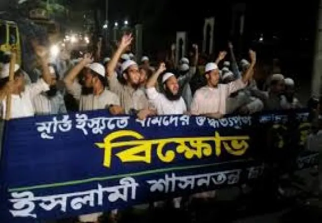 ভাস্কর্য পুনঃস্থাপনের প্রতিবাদে হাইকোর্ট এলাকায় বিক্ষোভ মিছিল  