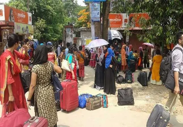 হল ছাড়ছেন জাবি শিক্ষার্থীরা