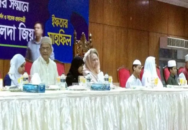 এতিম ও ওলামা-মাশায়েখদের সাথে খালেদা জিয়ার ইফতার