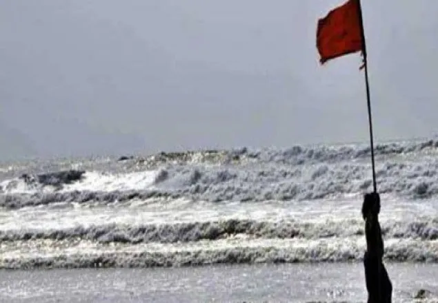 সাগরে সংকেত বাড়িয়ে ৪