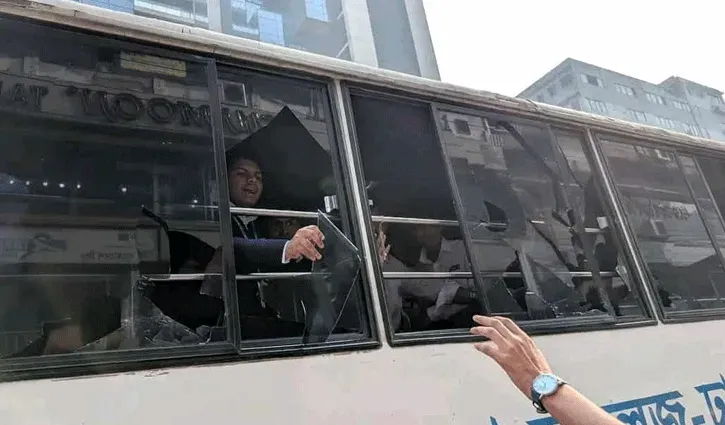 ২ কলেজের সংঘর্ষ, নিয়ন্ত্রণে টিয়ারশেল-সাউন্ড গ্রেনেড