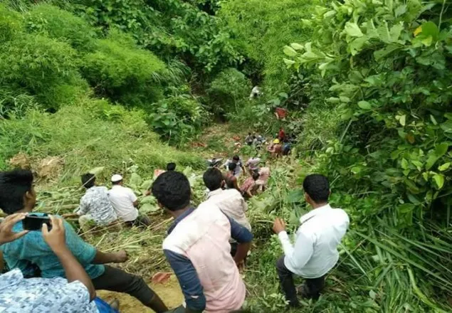 মিরসরাইয়ে বাস খাদে পড়ে নিহত ৬