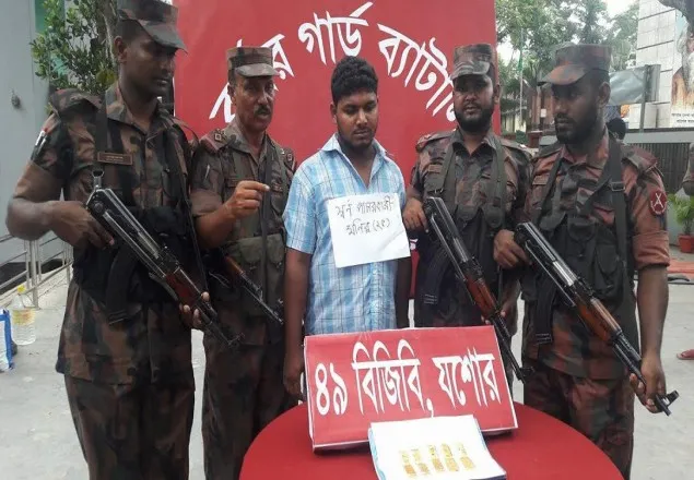 বেনাপোল সীমান্তে স্বর্ণসহ পাচারকারী আটক