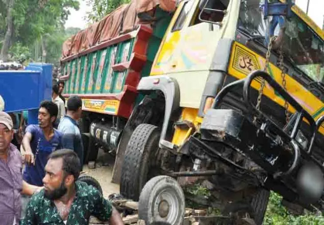 ময়মনসিংহে সড়ক দুর্ঘটনায় নিহত ২
