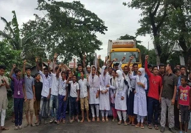 সোনারগাঁয়ে শিক্ষার্থীদের সড়ক অবরোধ