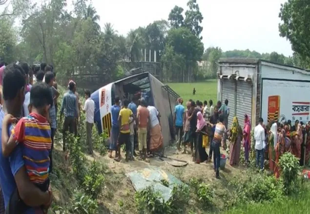 টাঙ্গাইলে সড়ক দুর্ঘটনায় হেলপার নিহত