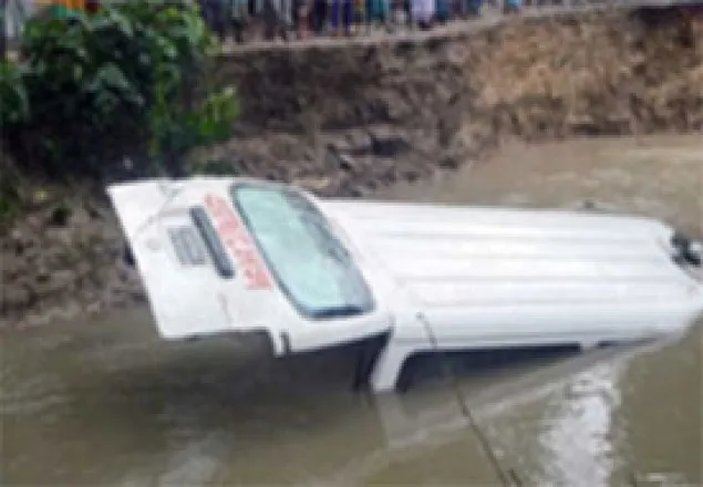 শাখারিয়ায় অ্যাম্বুলেন্স খাদে পড়ে ১ জনের মৃত্যু