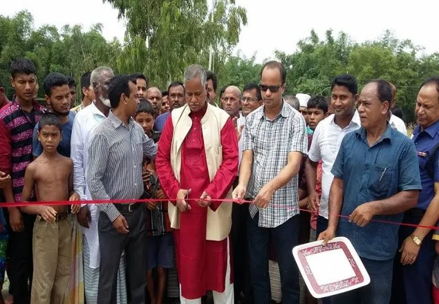 হাতীবান্ধায় ব্রীজের উদ্ধোধন করলেন এমপি মোতাহার