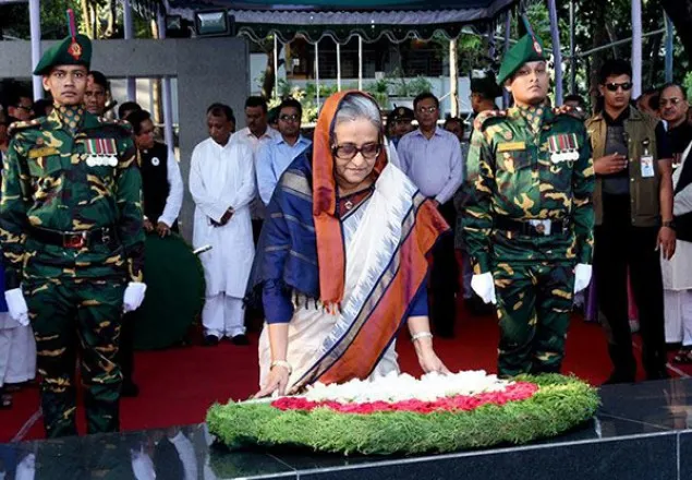 বঙ্গবন্ধুর প্রতিকৃতিতে প্রধানমন্ত্রীর শ্রদ্ধা