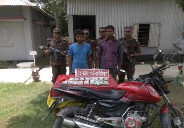 বেনাপোলে হুন্ডির ১৫ লক্ষ টাকাসহ আটক ২
