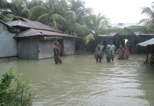 মনপুরায় অস্বাভাবিক জোয়ারে অর্ধলক্ষাধিক মানুষ পানিবন্দি