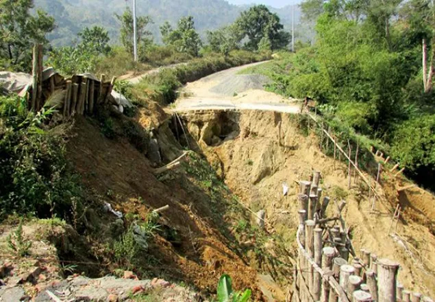 বান্দরবানের সঙ্গে ৩ জেলার সড়ক যোগাযোগ বিচ্ছিন্ন