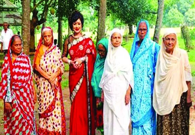 বৃদ্ধাশ্রমে চিত্রনায়িকা রোজিনা