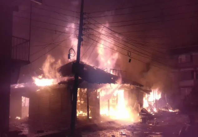 চরফ্যাসনে ভয়াবহ অগ্নিকান্ডে ২০ দোকান ভস্মীভূত,১০ কোটি টাকার ক্ষয়ক্ষতি