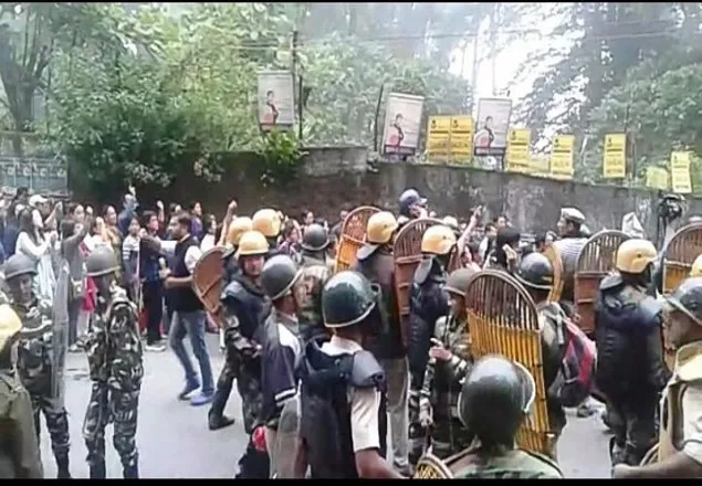 দার্জিলিংয়ে ব্যপক সহিংসতার দিকে পুলিশ ও মোর্চার আন্দোলন