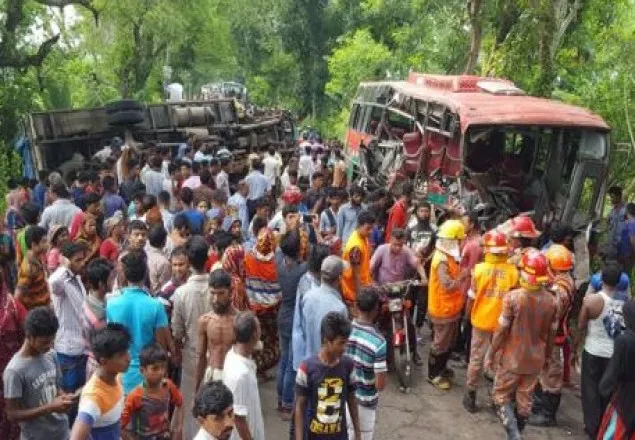 মাদারীপুরে বাস-ট্রাকের মুখোমুখি সংঘর্ষে নিহত ৩
