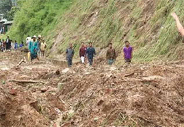 ফের পাহাড় ধসে আরো ৫ জনের মৃত্যু