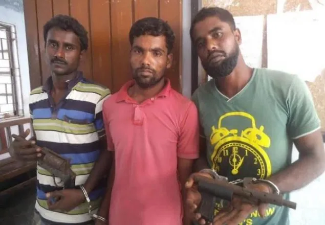 সাতক্ষীরায় দুই বনদস্যু ও এক অস্ত্র ব্যবসায়ী আটক