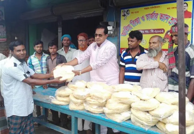 রাণীনগরে রিক্সা-চার্জার ভ্যান শ্রমিকলীগের সেমাই চিনি বিতরন 
