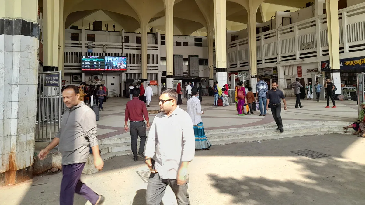 কমলাপুর স্টেশনে যাত্রী কম, সতর্ক পুলিশ