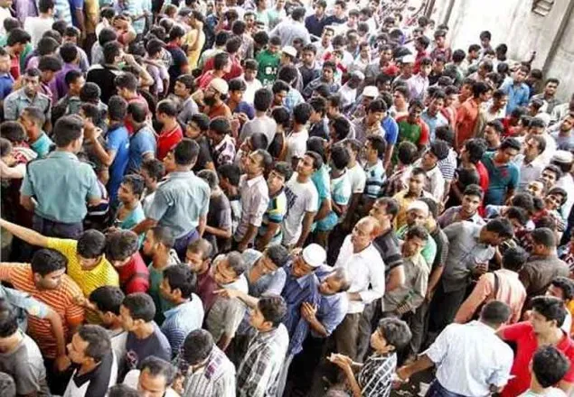 সায়েদাবাদে যাত্রীদের উপচে পড়া ভিড়, এখনও মিলছে টিকিট