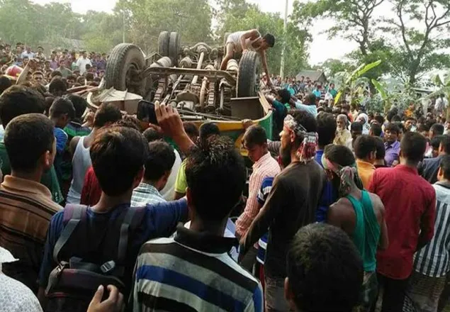 রংপুরে ট্রাক উল্টে ১৭ পোশাক শ্রমিক নিহত 
