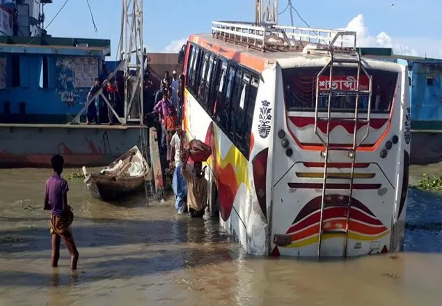 ভোলায় জোয়ারের পানিতে ফেরিঘাট, দুর্ভোগ চরমে