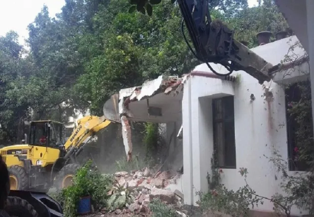 গুড়িয়ে দেয়া হচ্ছে মওদুদের বাড়ি