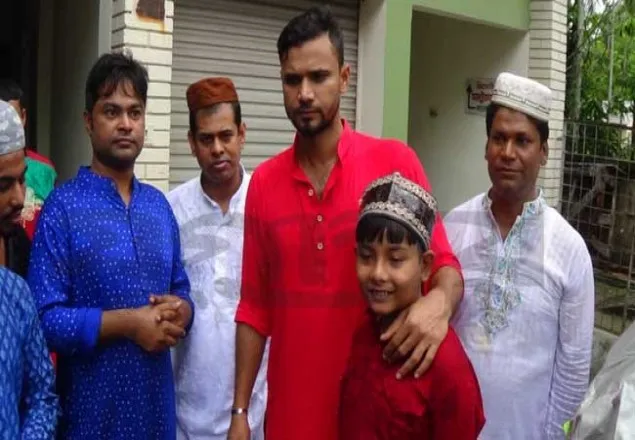 ছেলেকে নিয়ে ঈদের নামাজ আদায় মাশরাফির