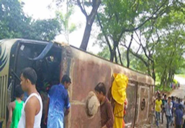 গাছের সঙ্গে বাসের ধাক্কায় মা-মেয়েসহ নিহত ৩