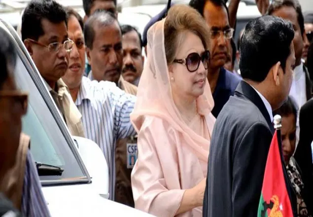 দুই মামলার হাজিরা দিতে আদালতে খালেদা