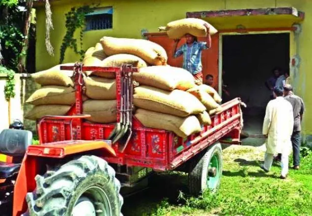 শ্রমিক লীগ নেতার সহযোগিতায় গম পাচার, বরখাস্ত ৩