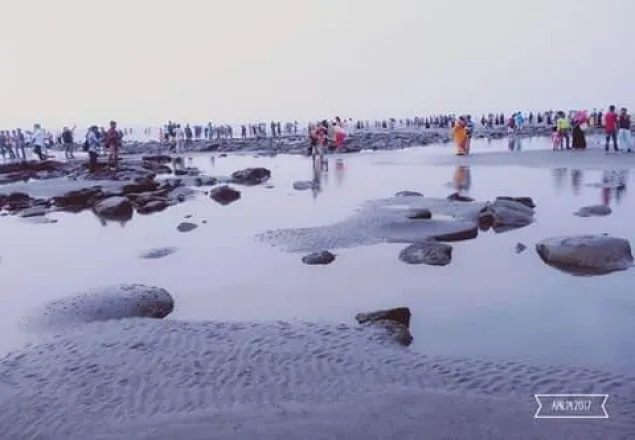 পর্যটকের পদভারে মুখরিত ইনানী সৈকত