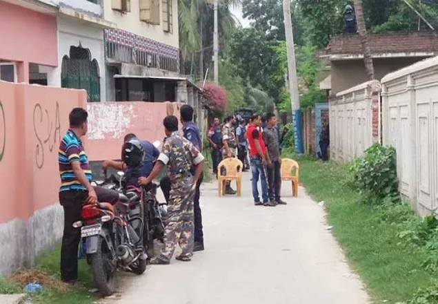 কুষ্টিয়ায় ‘জঙ্গি আস্তানায়’ সুইসাইড ভেস্টসহ ৩ নারী আটক
