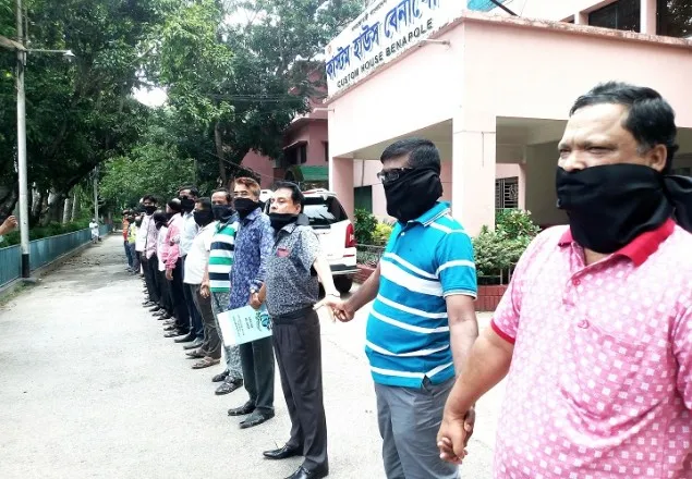 ৯ কাস্টমস কর্মকর্তার উপর হামলার প্রতিবাদে বেনাপোলে মানববন্ধন