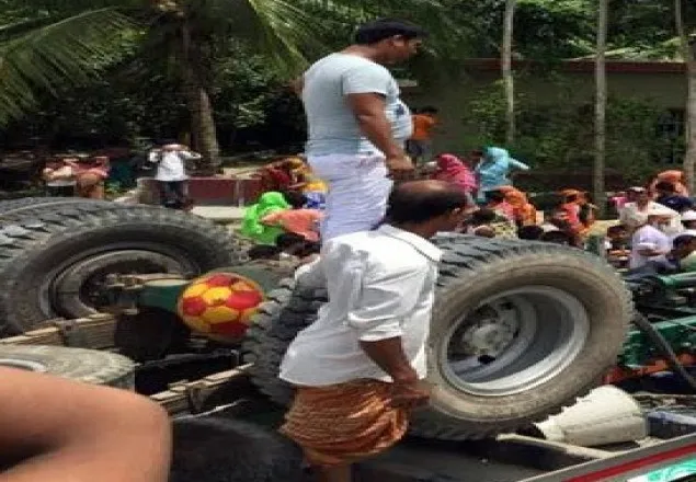 মাদারীপুরে ট্রাক-বাস সংঘর্ষে আহত অর্ধশত