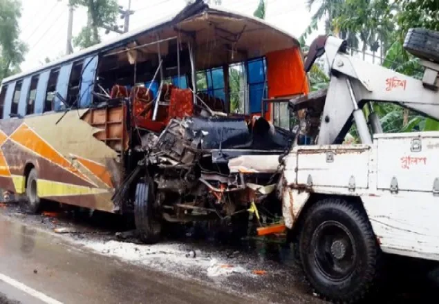 ময়মনসিংহে দু’টি বাসের মুখোমুখি সংঘর্ষে ২ নারী নিহত