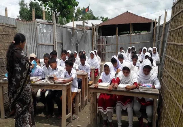 খোলা আকাশের নীচে চলছে শিক্ষার্থীদের পাঠদান