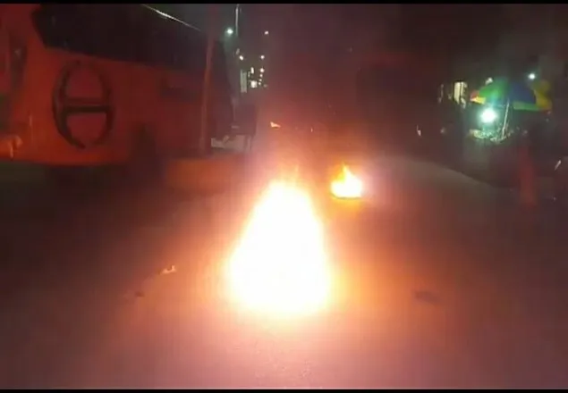 বেনাপোলে পৌর স্বেচ্ছাসেবক লীগের সভাপতিকে আটকের প্রতিবাদে সড়ক অবরোধ
