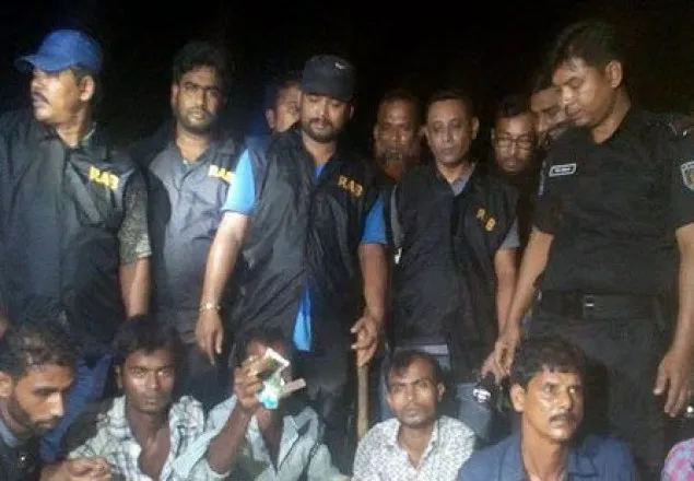 খুলনায় র‌্যাবের অভিযানে সন্ত্রাসীসহ আটক ৩০