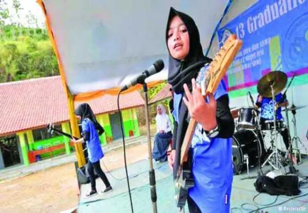 হিজাব পরা তিন কিশোরীর হেভি মেটাল ব্যান্