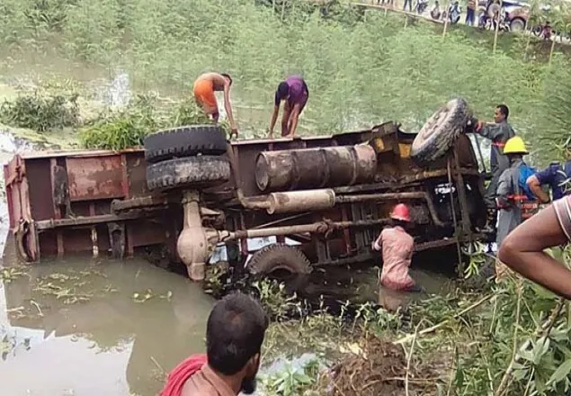 বড়াইগ্রমে ট্রাক খাদে পড়ে নিহত ৩
