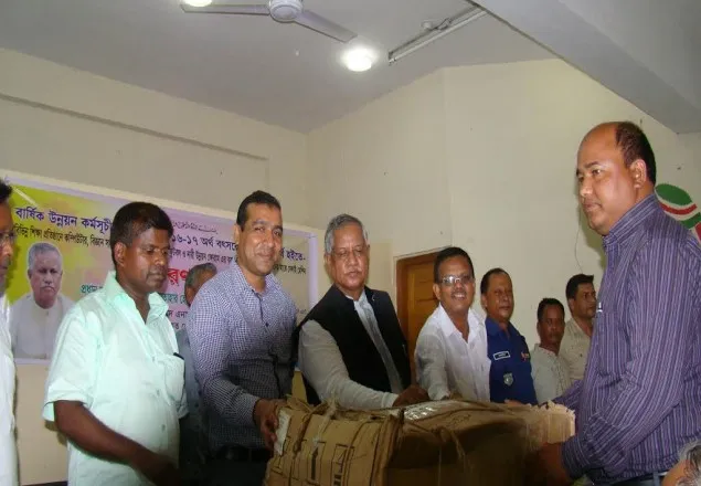হাতীবান্ধায় এমপি মোতাহারের কম্পিউটার বিতরণ