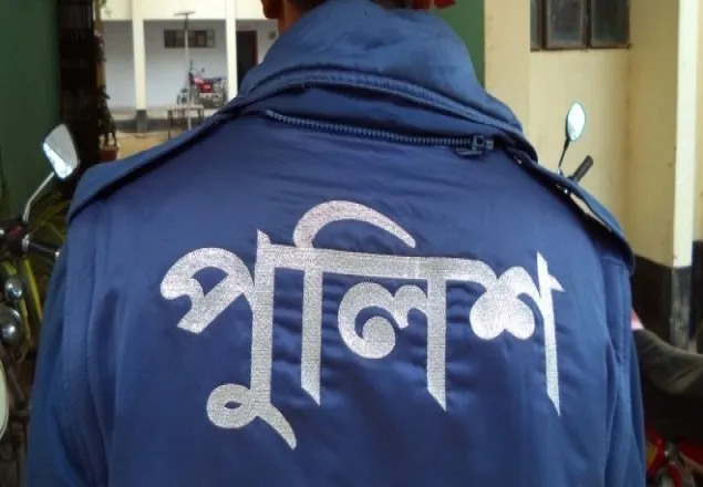 শ্রীপু‌রে ও‌সির নাম ভাঙিয়ে শিক্ষানবিশ এসআই‌য়ের বেপ‌রোয়া চাঁদাবা‌জি!