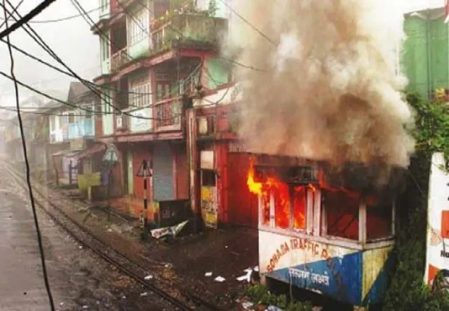 বিক্ষোভে উত্তাল দার্জেলিং, থানাসহ বিভিন্ন অফিসে অগ্নিসংযোগ-অস্ত্র লুট