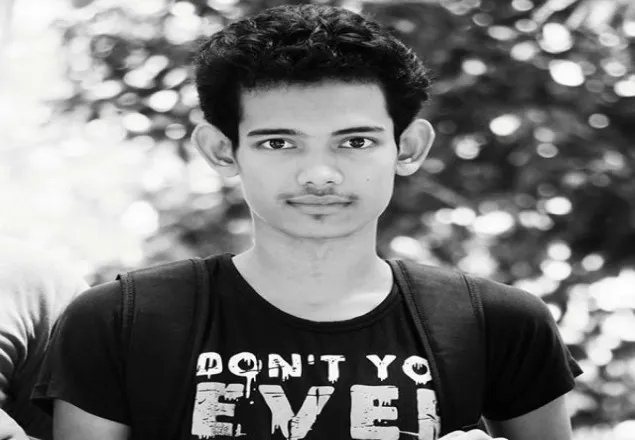 বাস ভাঙচুরের ছবি তোলায় সাংবাদিককে পেটালো রাবি ছাত্রলীগ