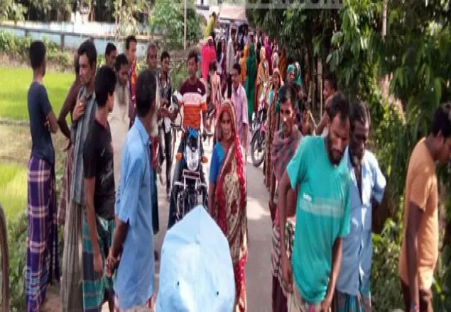 ঝুলে থাকা বিদ্যুতের তারে জড়িয়ে নারীর মৃত্যু, এলাকাবাসীর বিক্ষোভ