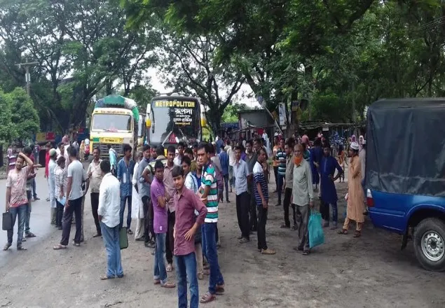 মহাসড়ক সংস্কারের দাবিতে ইবি শিক্ষার্থীদের পরিবহণ অবরোধ